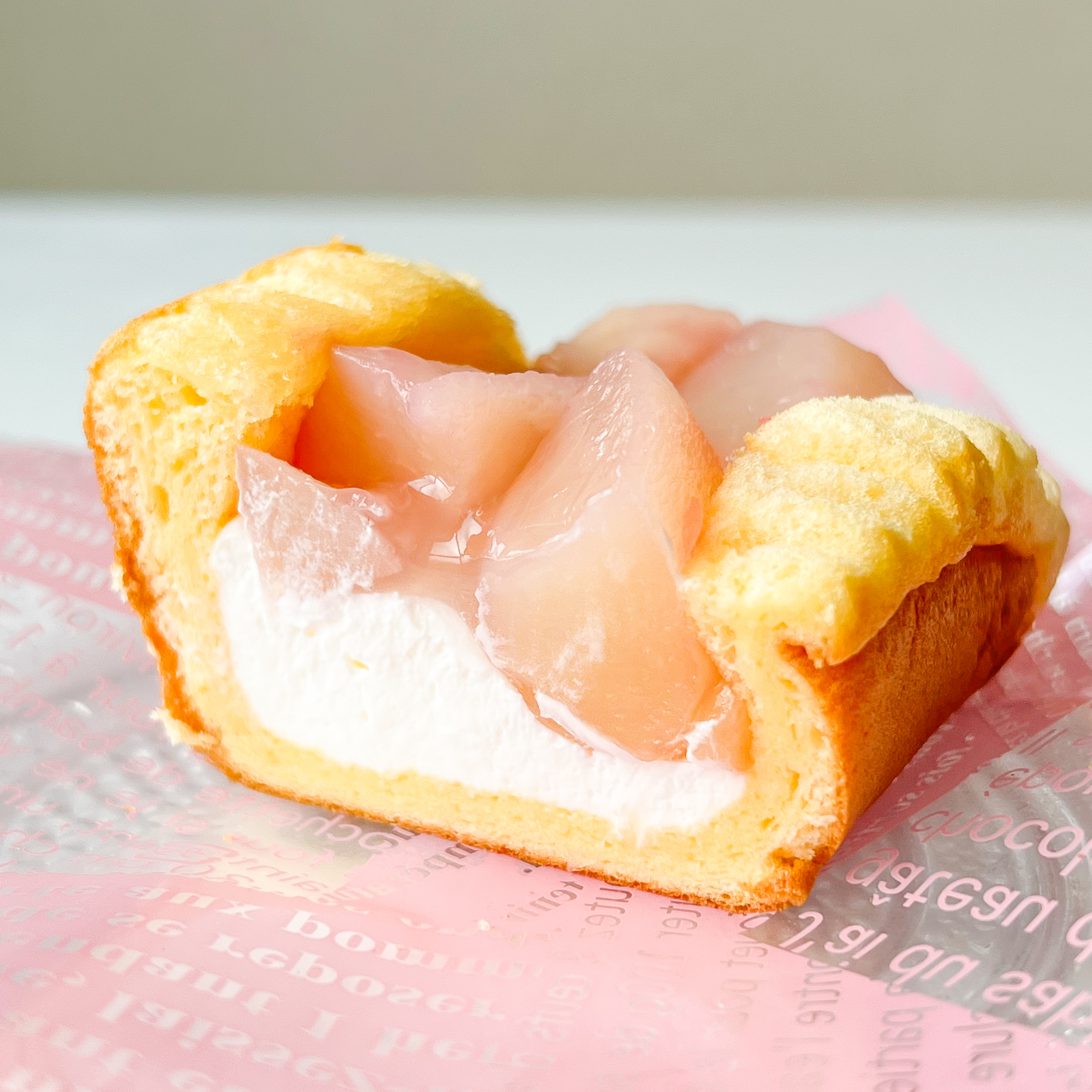 LAWSON(ローソン)のおすすめスイーツ「ごろごろとした桃のオムレット」