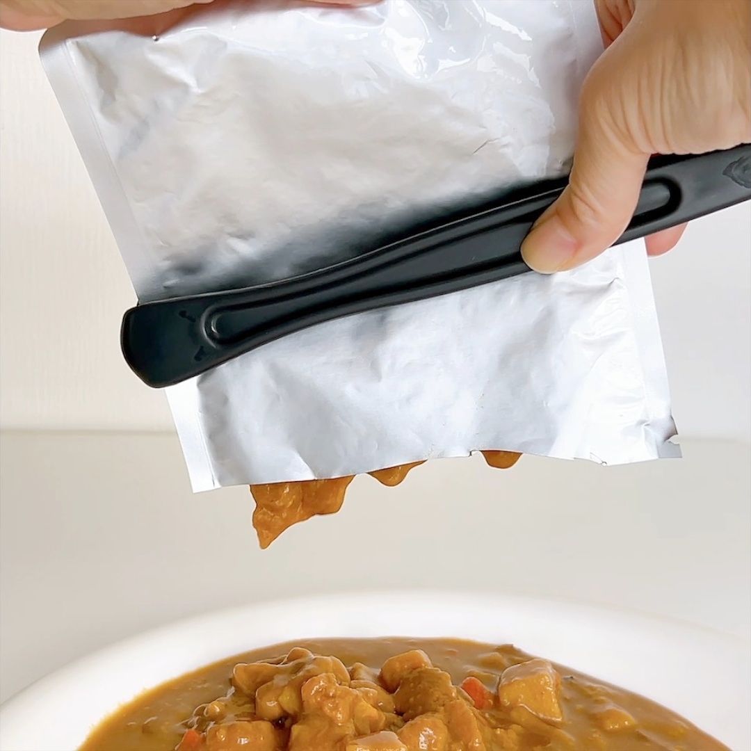 DAISO（ダイソー）のおすすめ便利グッズ「レトルトしぼりandカッター」