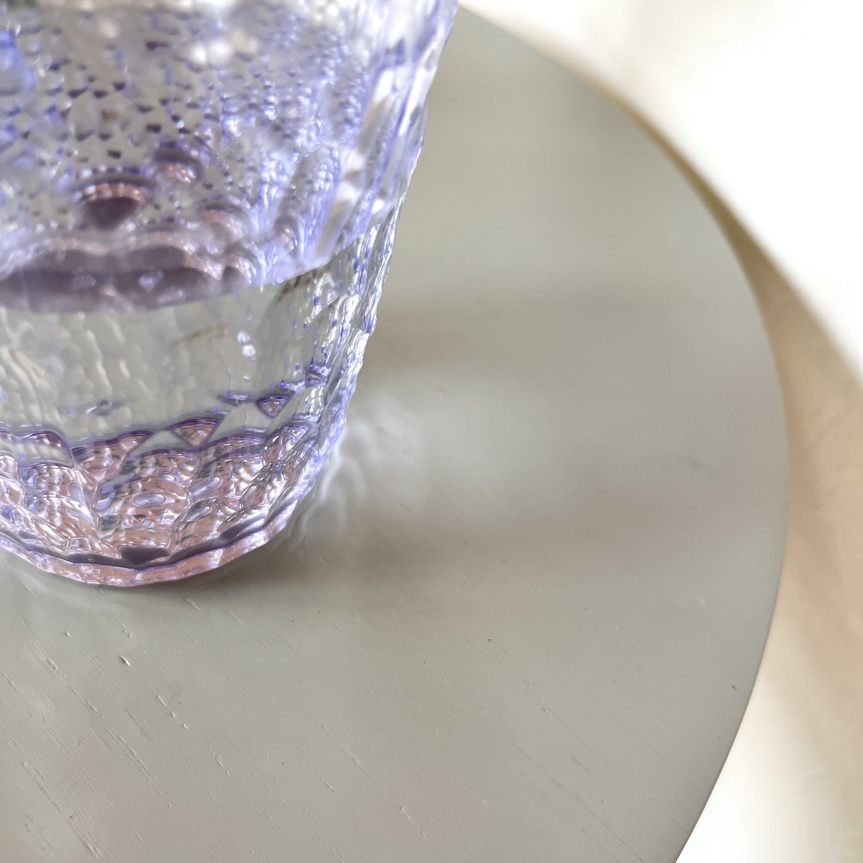 DAISO(ダイソー)のおすすめ雑貨「石目調コップ(カラフル、320mL)」