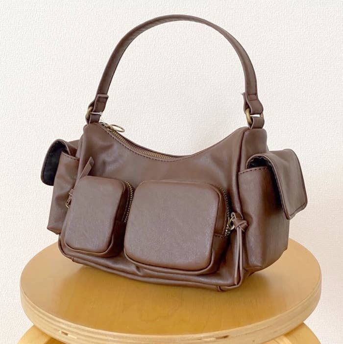 GU(ジーユー)のおすすめファッションアイテム「レザータッチアウトポケットバッグ」