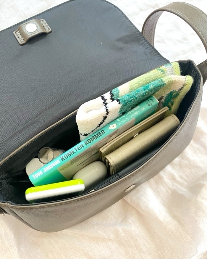 GU（ジーユー）のおすすめファッションアイテム「レザーミニショルダーバッグ」