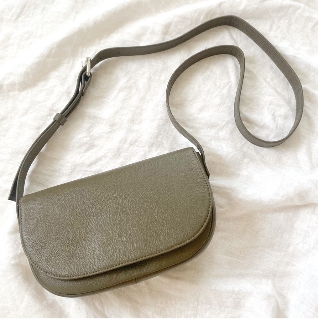 GU（ジーユー）のおすすめファッションアイテム「レザーミニショルダーバッグ」