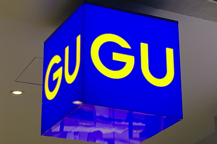 GUのネオン看板が天井から吊り下げられたショッピングエリアの様子。
