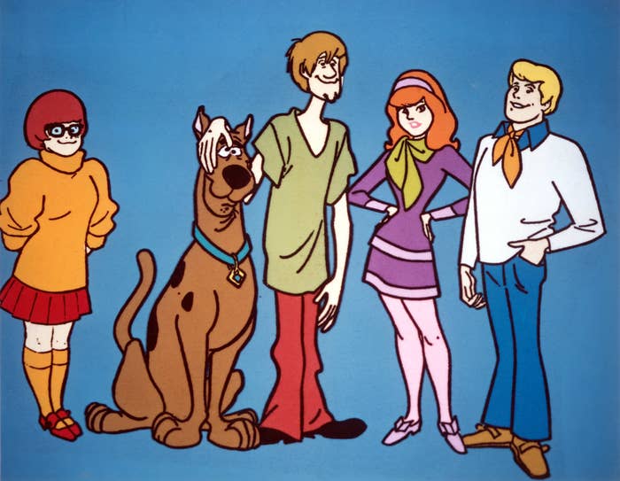 Velma, Scooby Doo, Shaggy, Daphne, and Fred stand together in "Scooby Doo, Where Are You?"