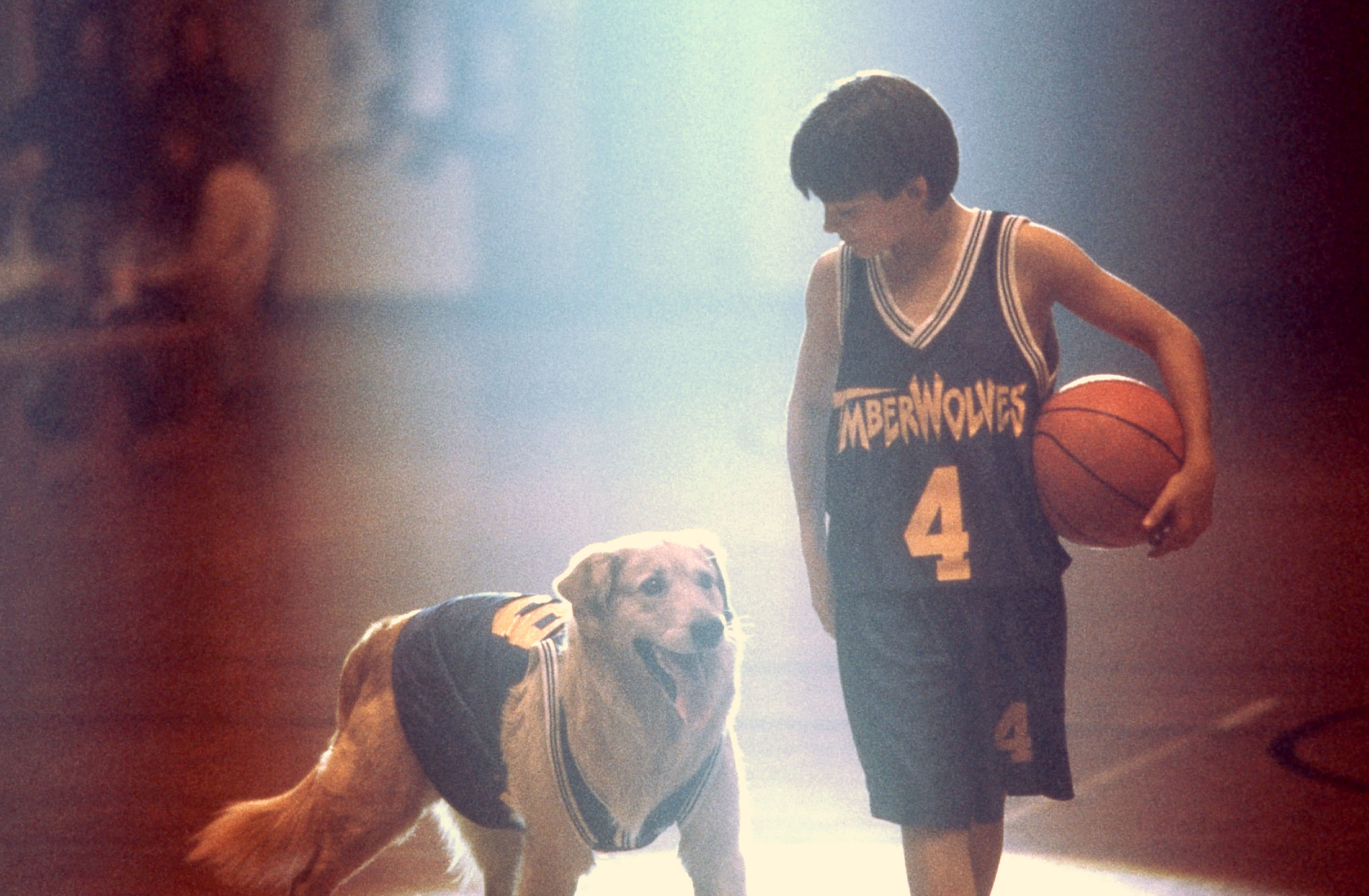 Kevin Zegers and Buddy on a basketball court in basketball outfits in a scene from "Air Bud"