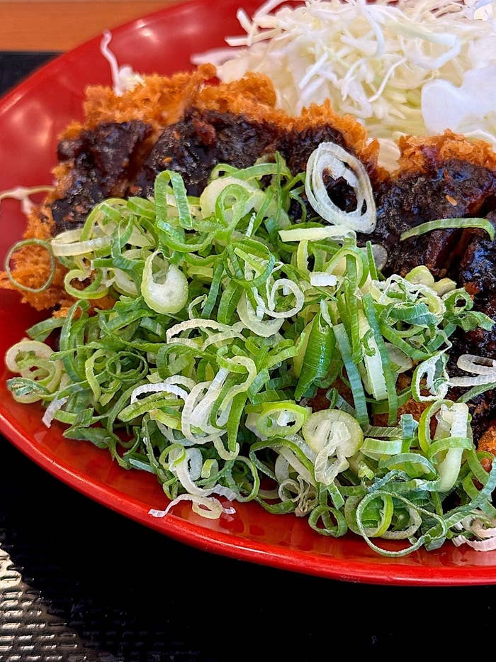かつやのおすすめメニュー「ねぎ味噌チキンカツ定食」