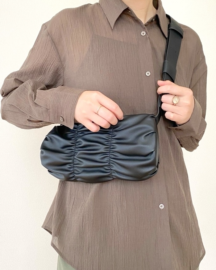 ラウジーのおすすめファッションアイテム「ダブルラインギャザーショルダーバッグ」のコーディネート