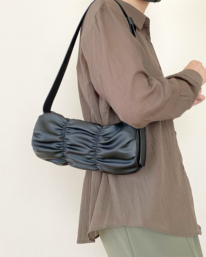 ラウジーのおすすめファッションアイテム「ダブルラインギャザーショルダーバッグ」のコーディネート
