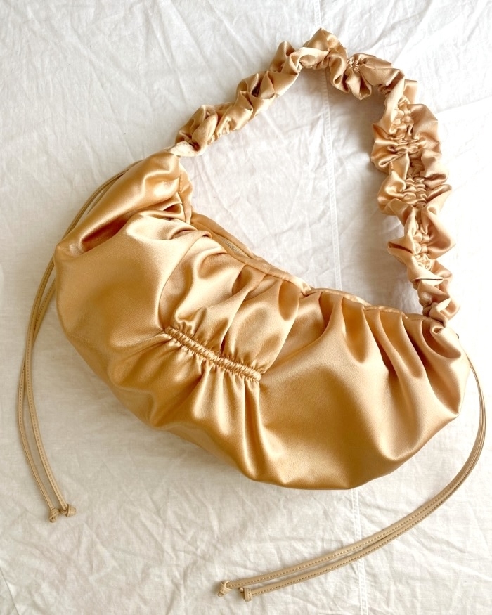 「lawgy(ラウジー)」のおすすめファッションアイテム「サテンギャザーデザインバッグ」