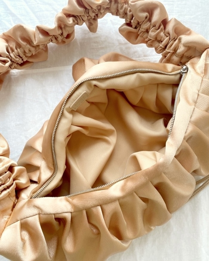 「lawgy(ラウジー)」のおすすめファッションアイテム「サテンギャザーデザインバッグ」