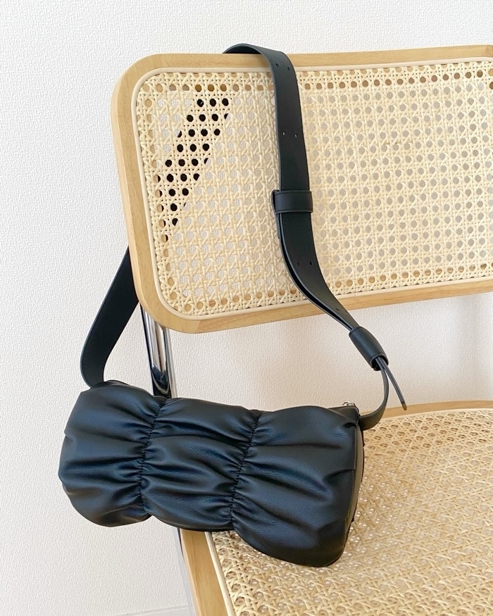 ラウジーのおすすめファッションアイテム「ダブルラインギャザーショルダーバッグ」