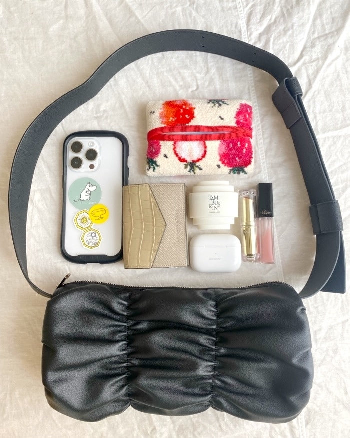 ラウジーのおすすめファッションアイテム「ダブルラインギャザーショルダーバッグ」