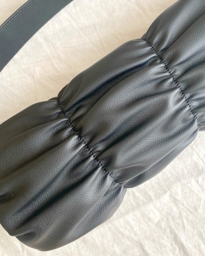 ラウジーのおすすめファッションアイテム「ダブルラインギャザーショルダーバッグ」