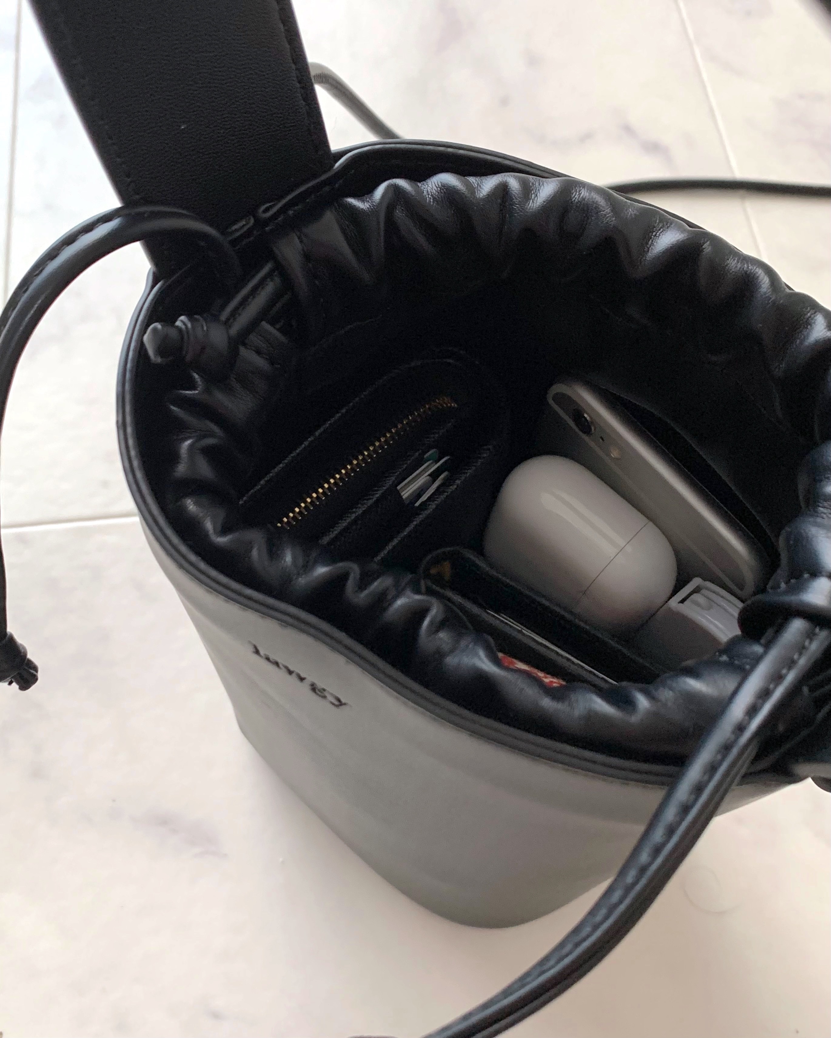 lawgy(ラウジー)で見つけた「バケットスクィーズ2wayバッグ」