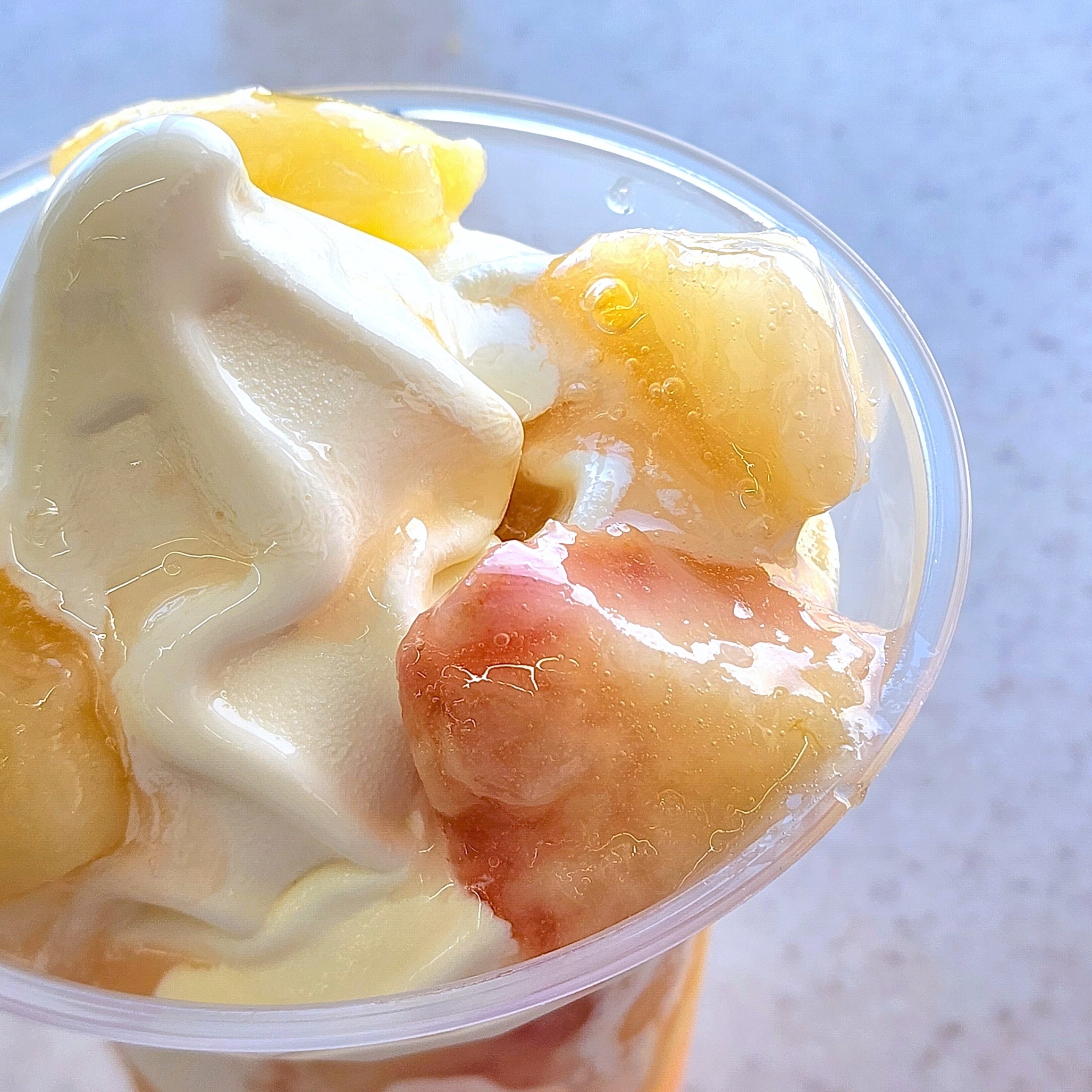 MINI STOP（ミニストップ）のおすすめスイーツ「得盛白桃パフェ」