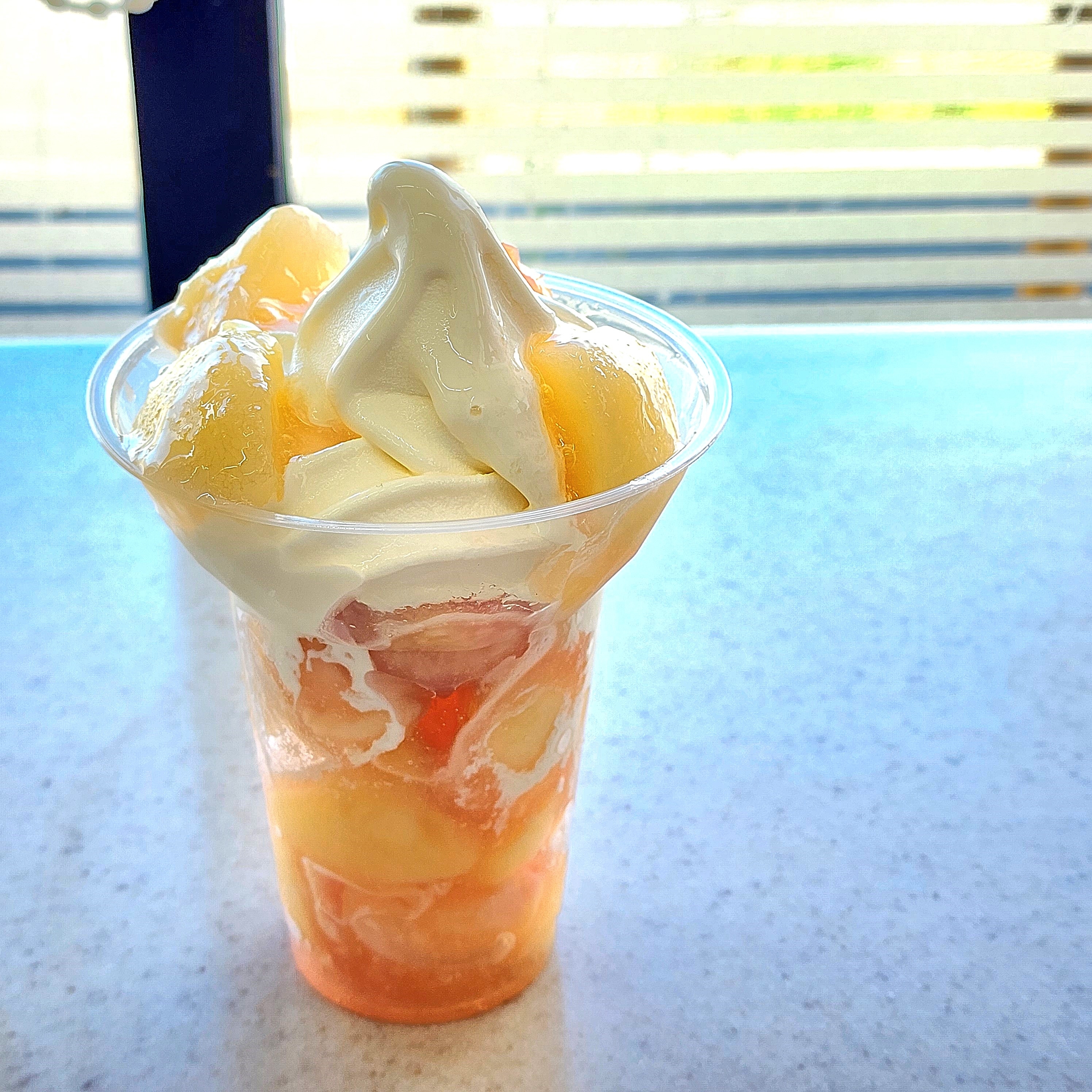 MINI STOP(ミニストップ)のおすすめスイーツ「得盛白桃パフェ」