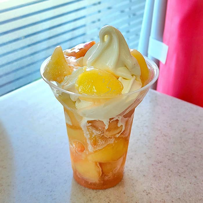 MINI STOP（ミニストップ）のおすすめスイーツ「得盛白桃パフェ」