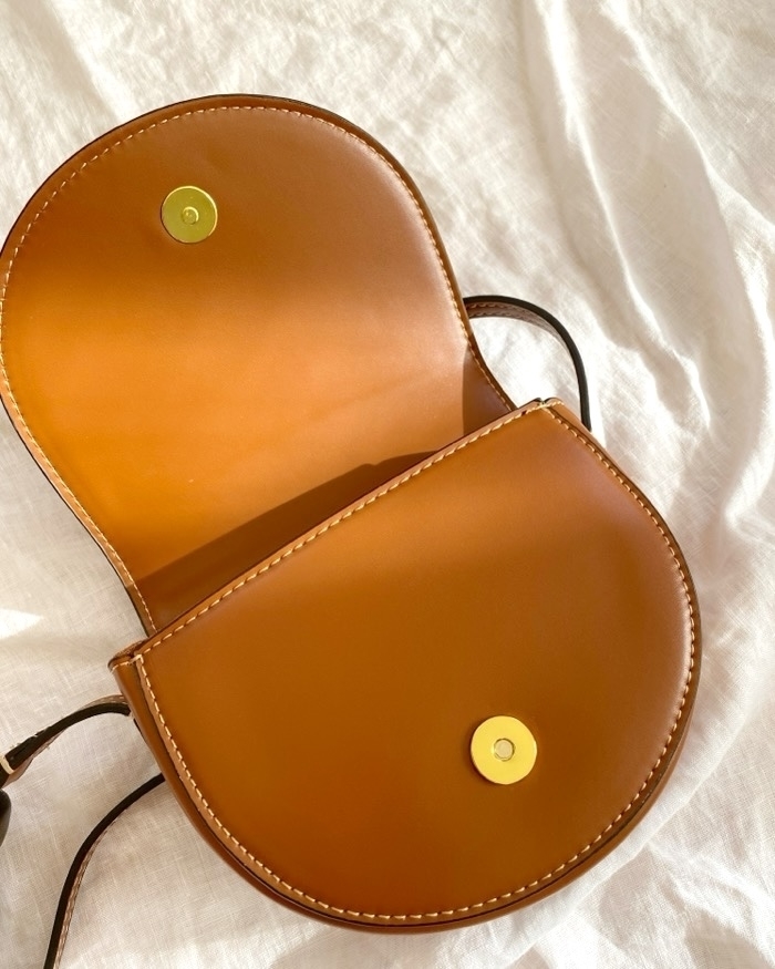 ZARA（ザラ）の斜め掛けできる高見えバッグ「ビジュー付きクロスボディバッグ」