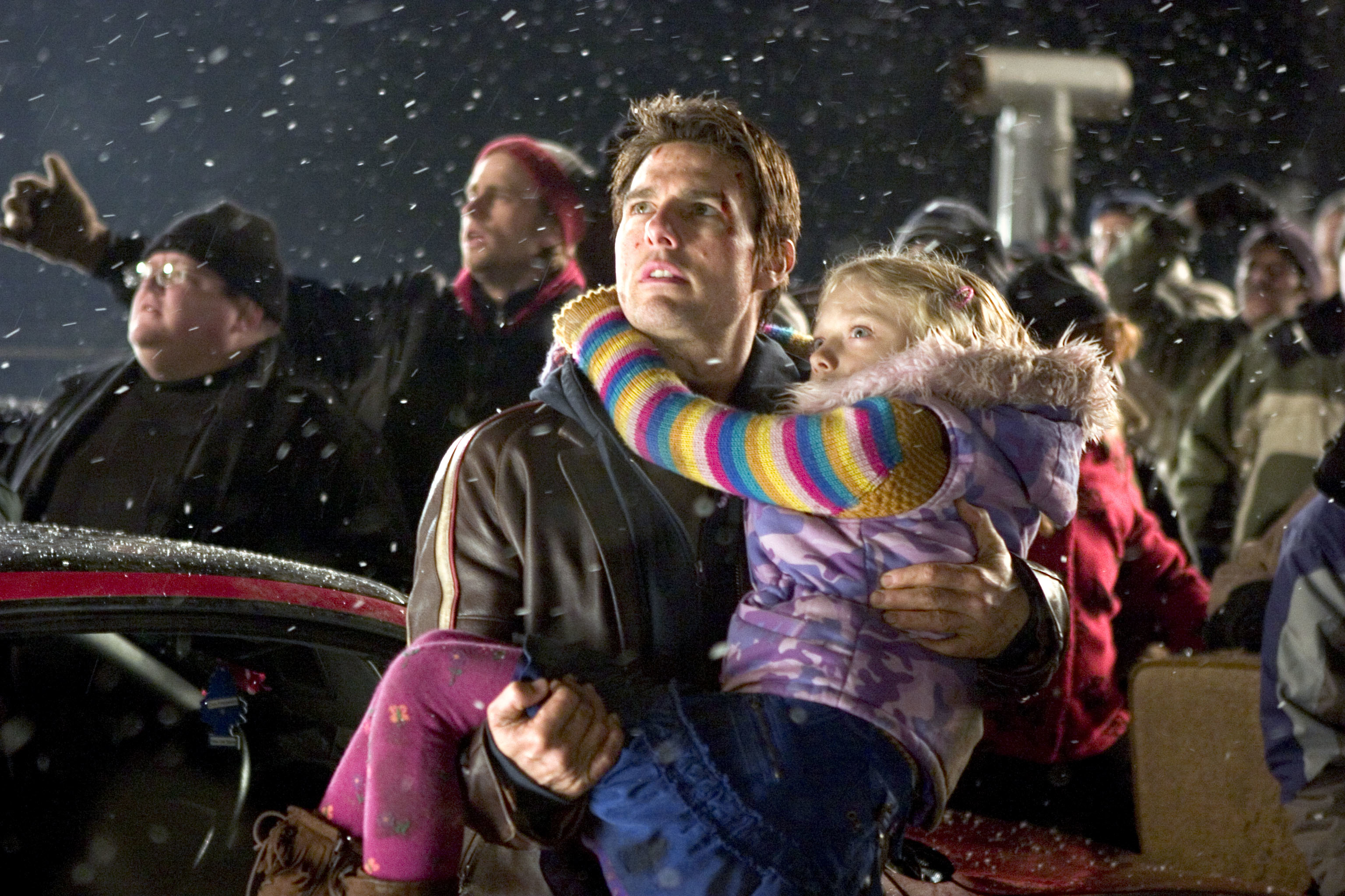 Tom Cruise holds Dakota Fanning in &quot;War of the Worlds&quot;