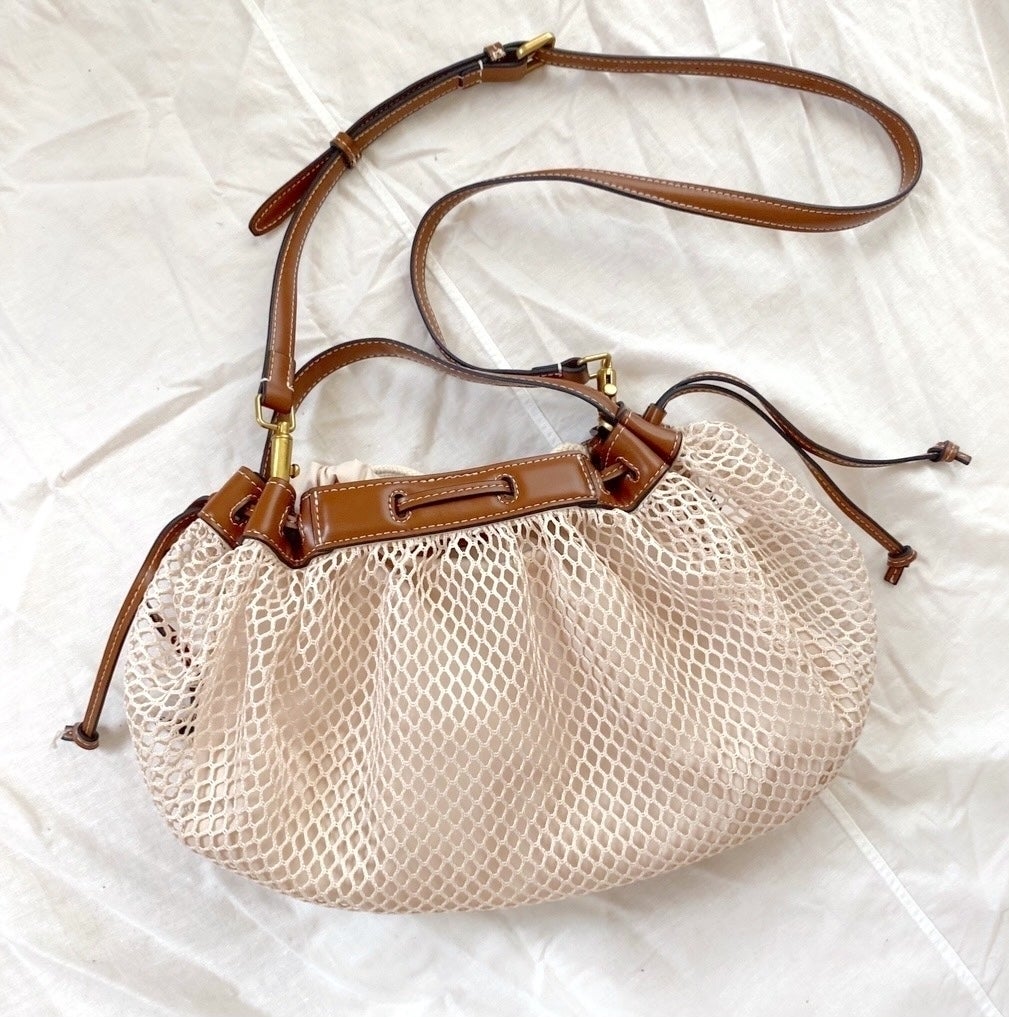 ZARA(ザラ)の斜め掛けできる高見えバッグ「メッシュ クロスボディバッグ」