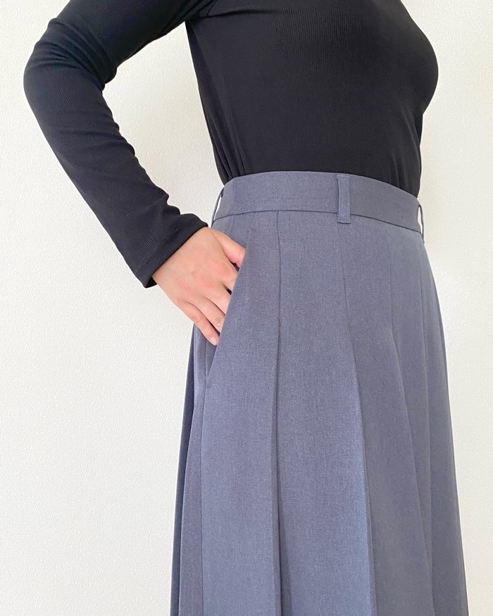 GU（ジーユー）のおすすめファッションアイテム「プリーツミディスカート」