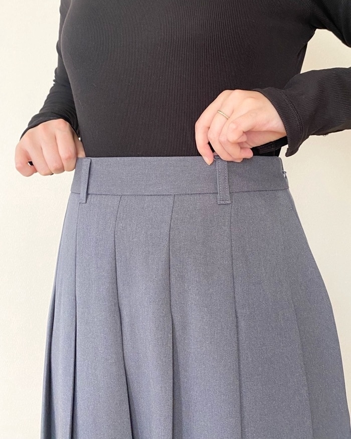 GU（ジーユー）のおすすめファッションアイテム「プリーツミディスカート」