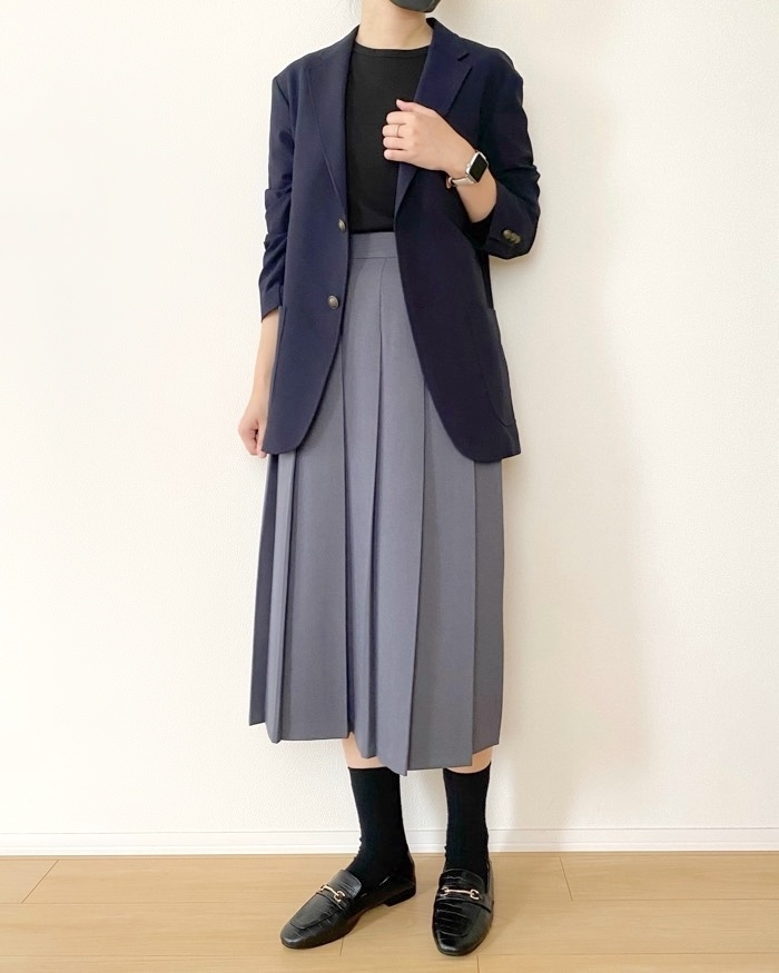 GU(ジーユー)のおすすめファッションアイテム「プリーツミディスカート」のコーディネート