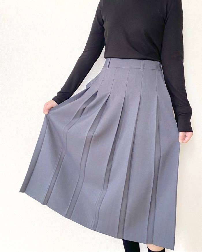 GU(ジーユー)のおすすめファッションアイテム「プリーツミディスカート」