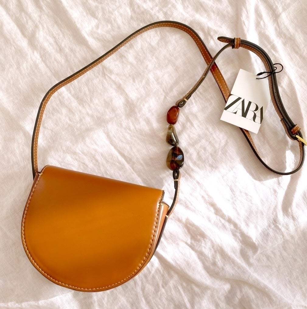 ZARA(ザラ)の斜め掛けできる高見えバッグ「ビジュー付きクロスボディバッグ」
