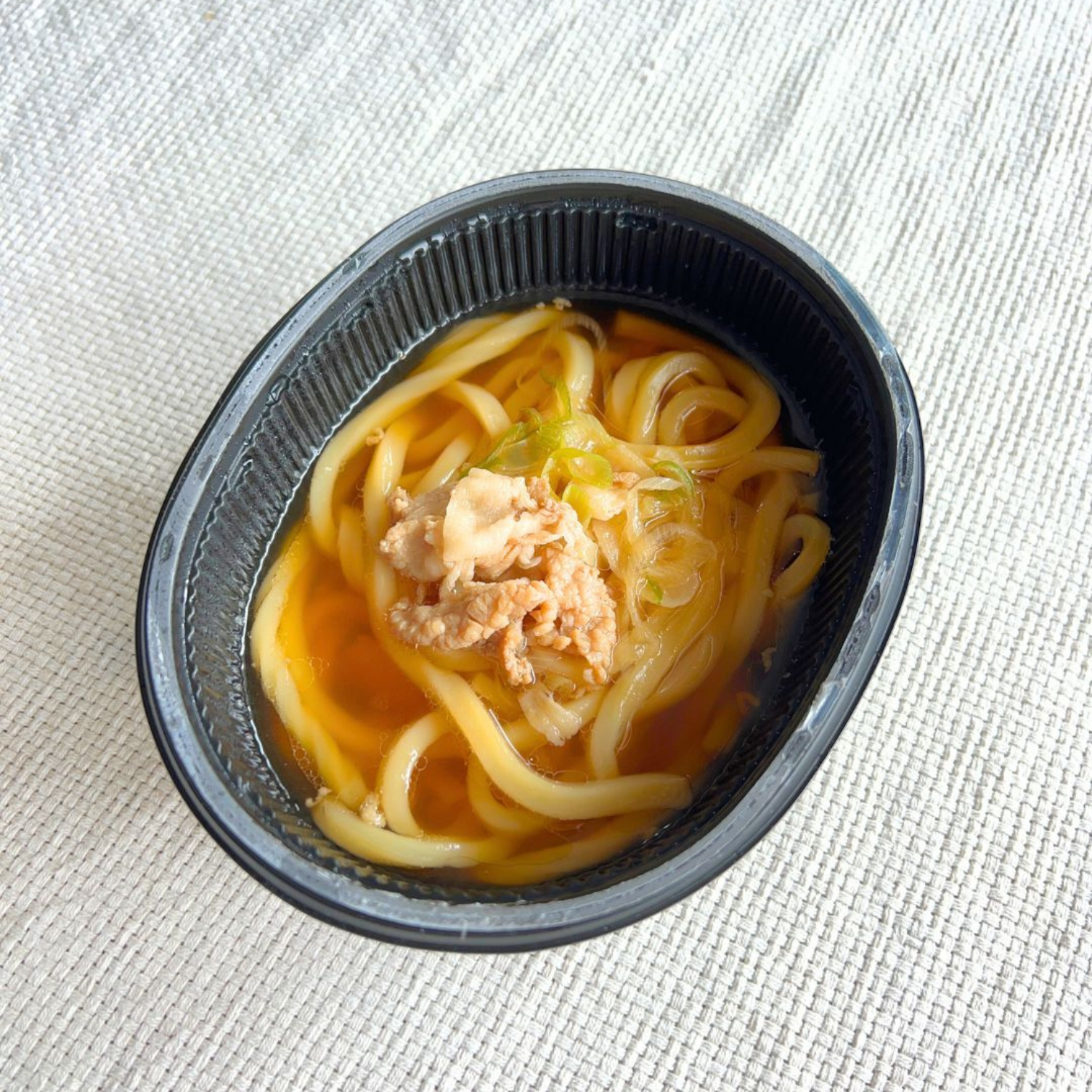 セブンのおすすめフード「7プレミアム 豚肉ねぎうどん」