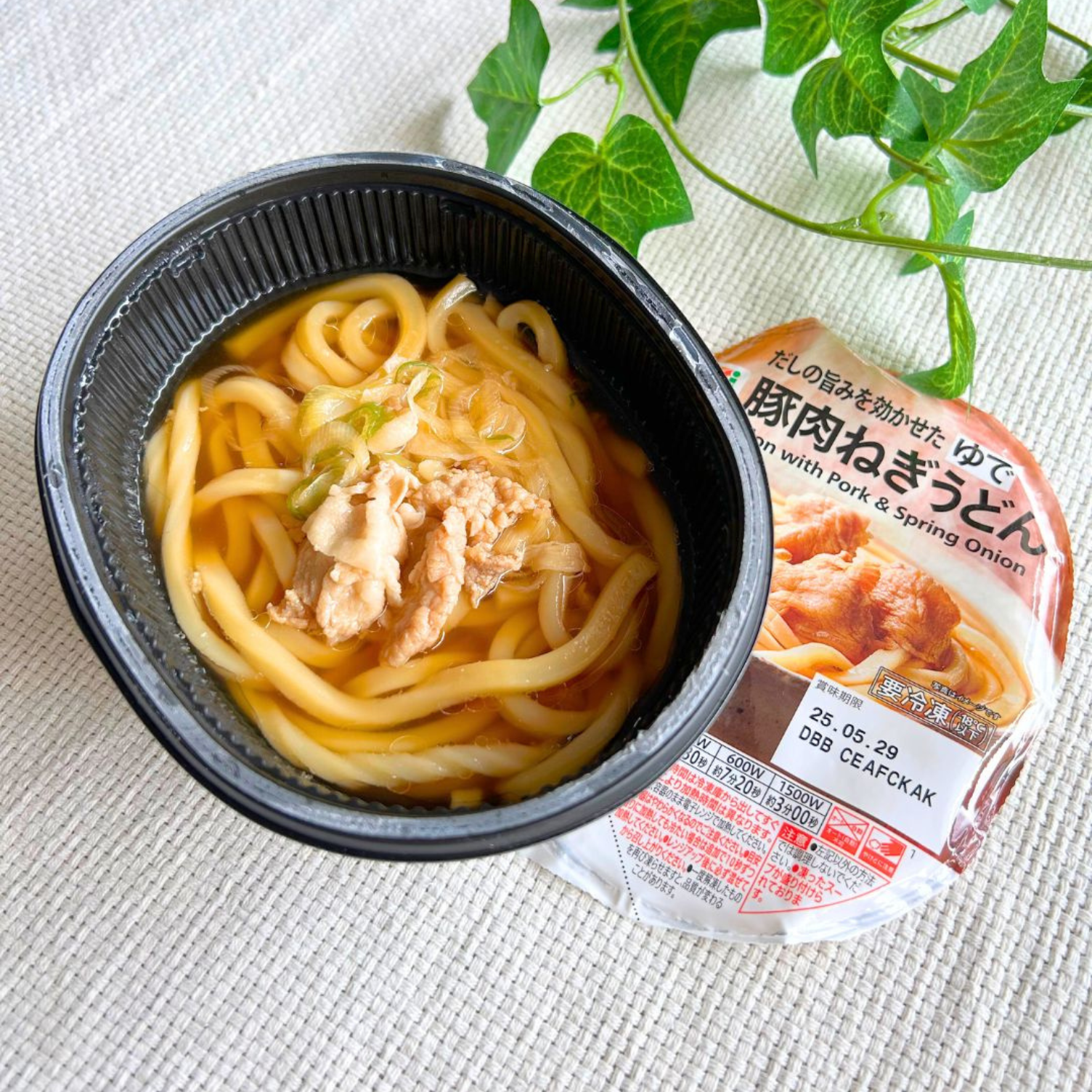 セブンのおすすめフード「7プレミアム 豚肉ねぎうどん」
