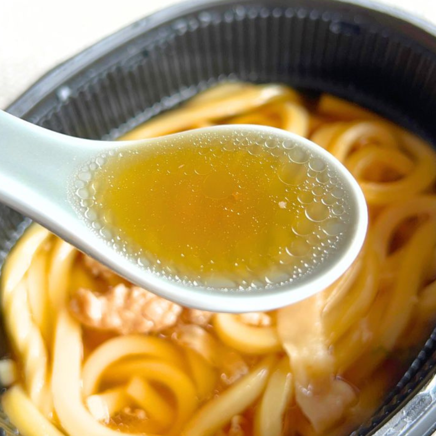 セブンのおすすめフード「7プレミアム 豚肉ねぎうどん」