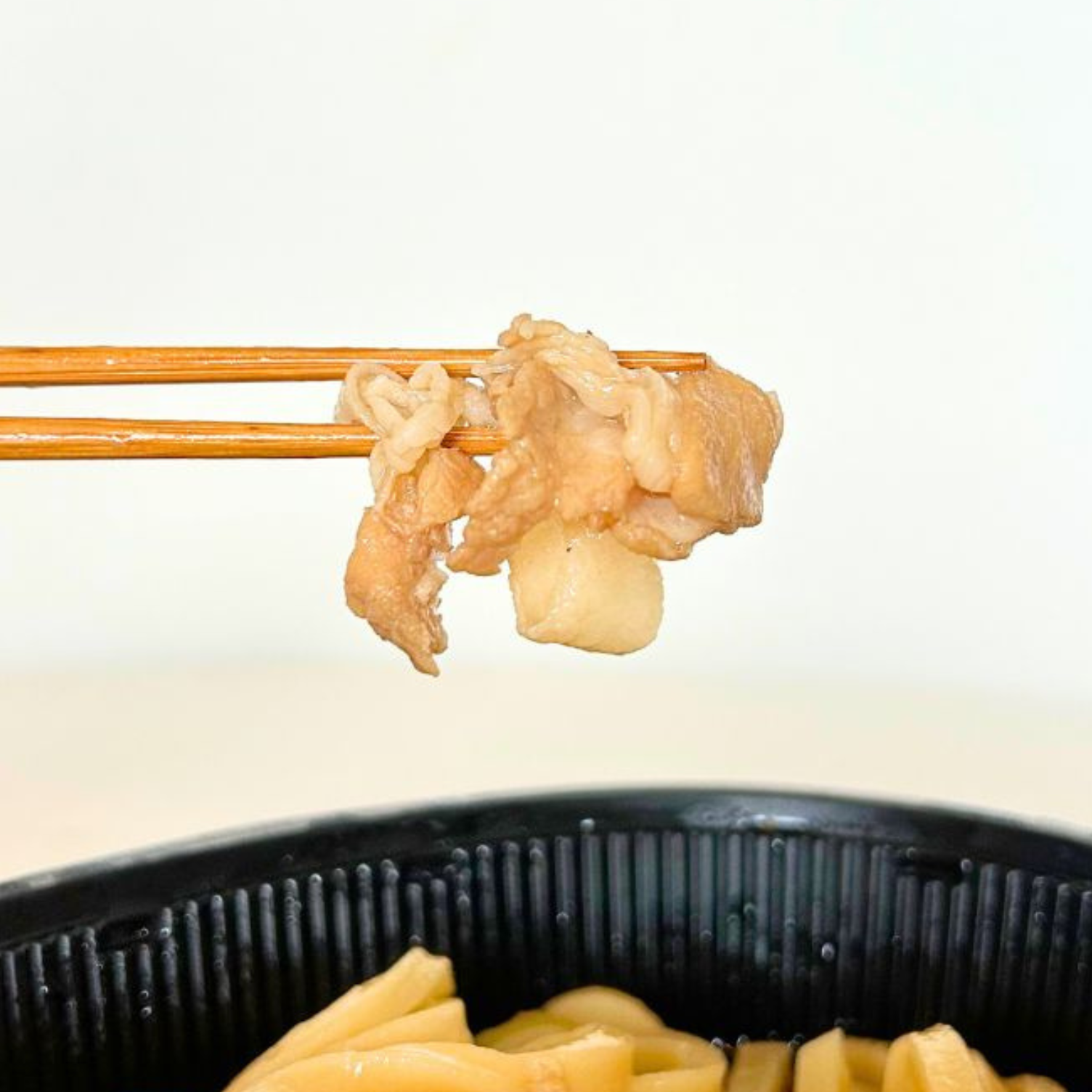 セブンのおすすめフード「7プレミアム 豚肉ねぎうどん」