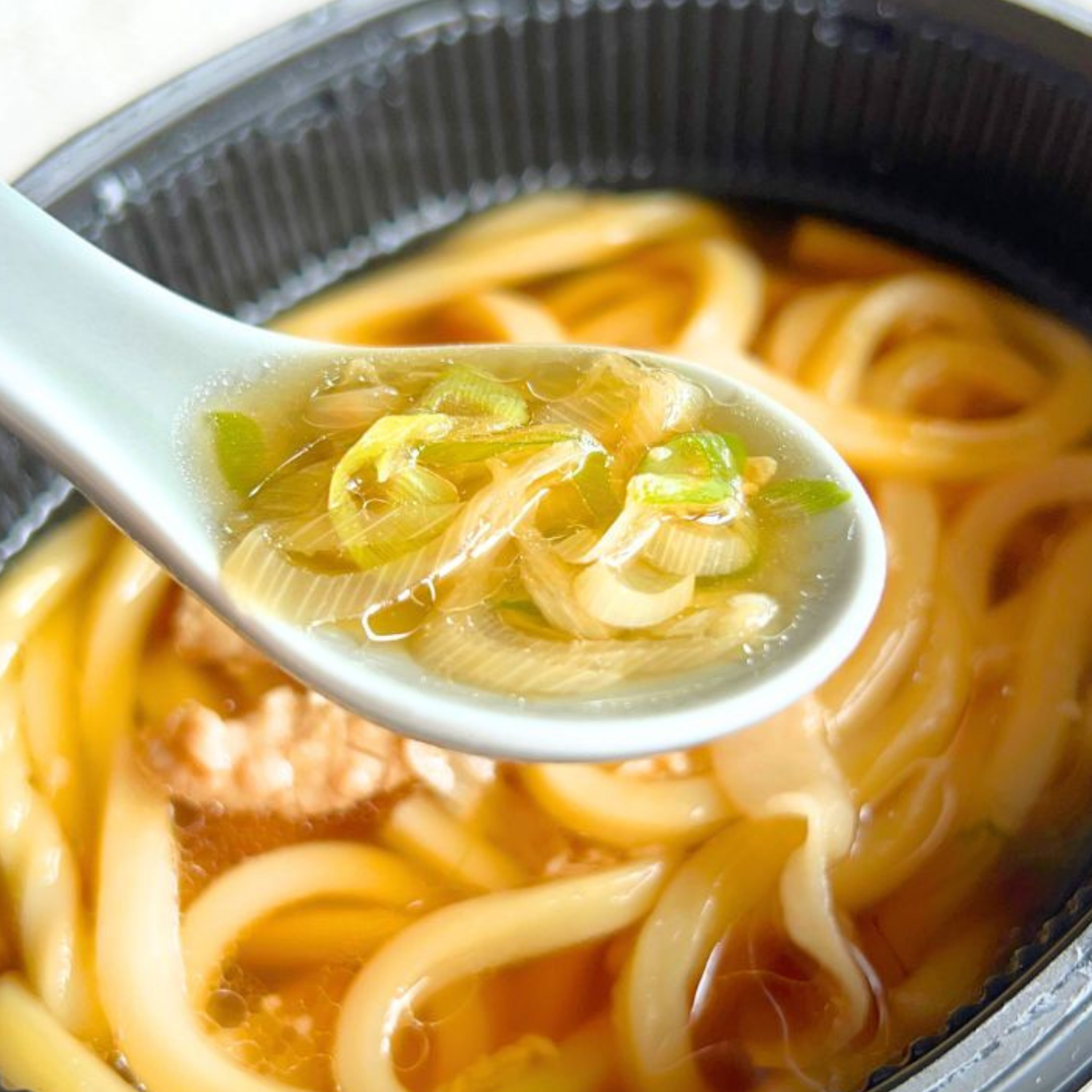 セブンのおすすめフード「7プレミアム 豚肉ねぎうどん」