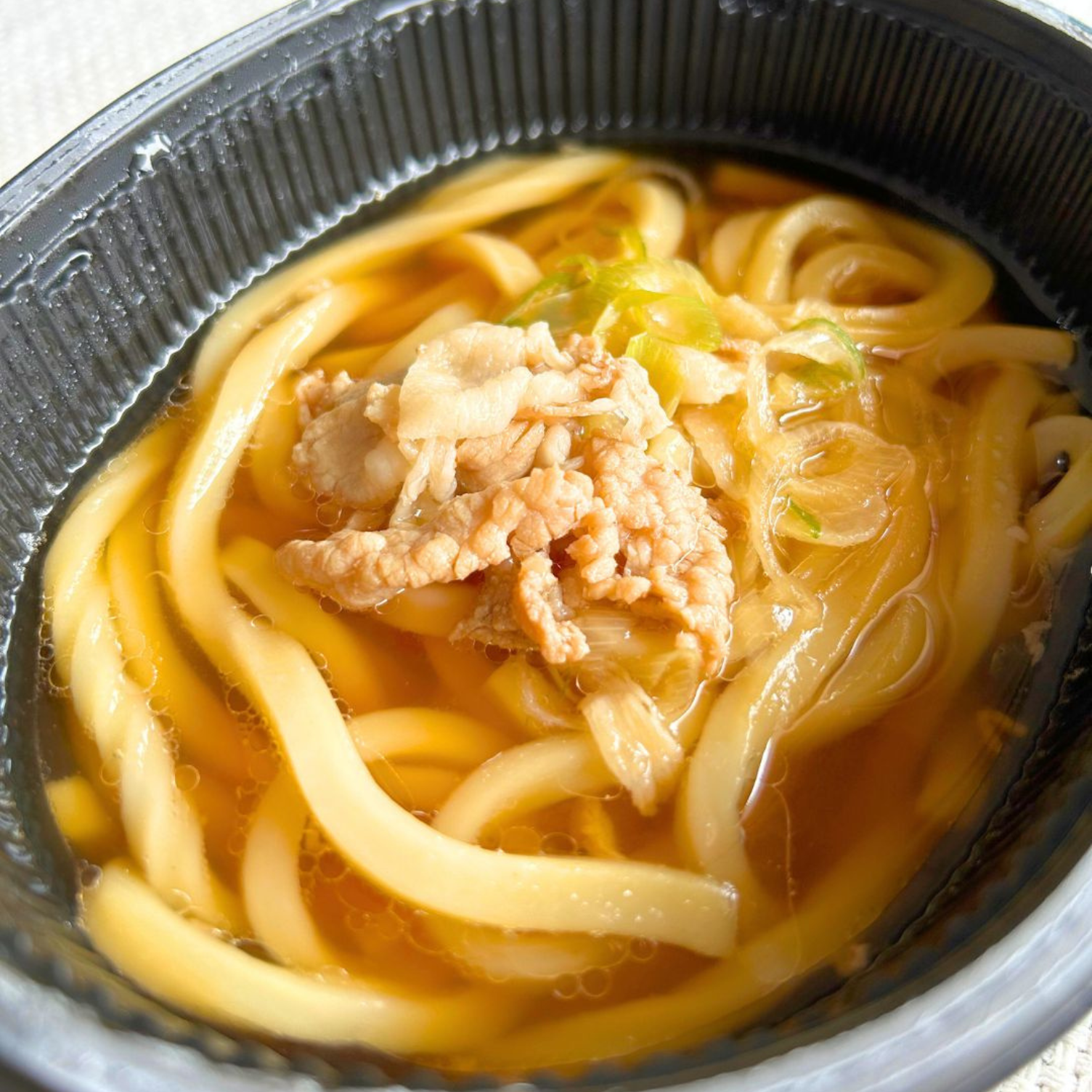 セブンのおすすめフード「7プレミアム 豚肉ねぎうどん」