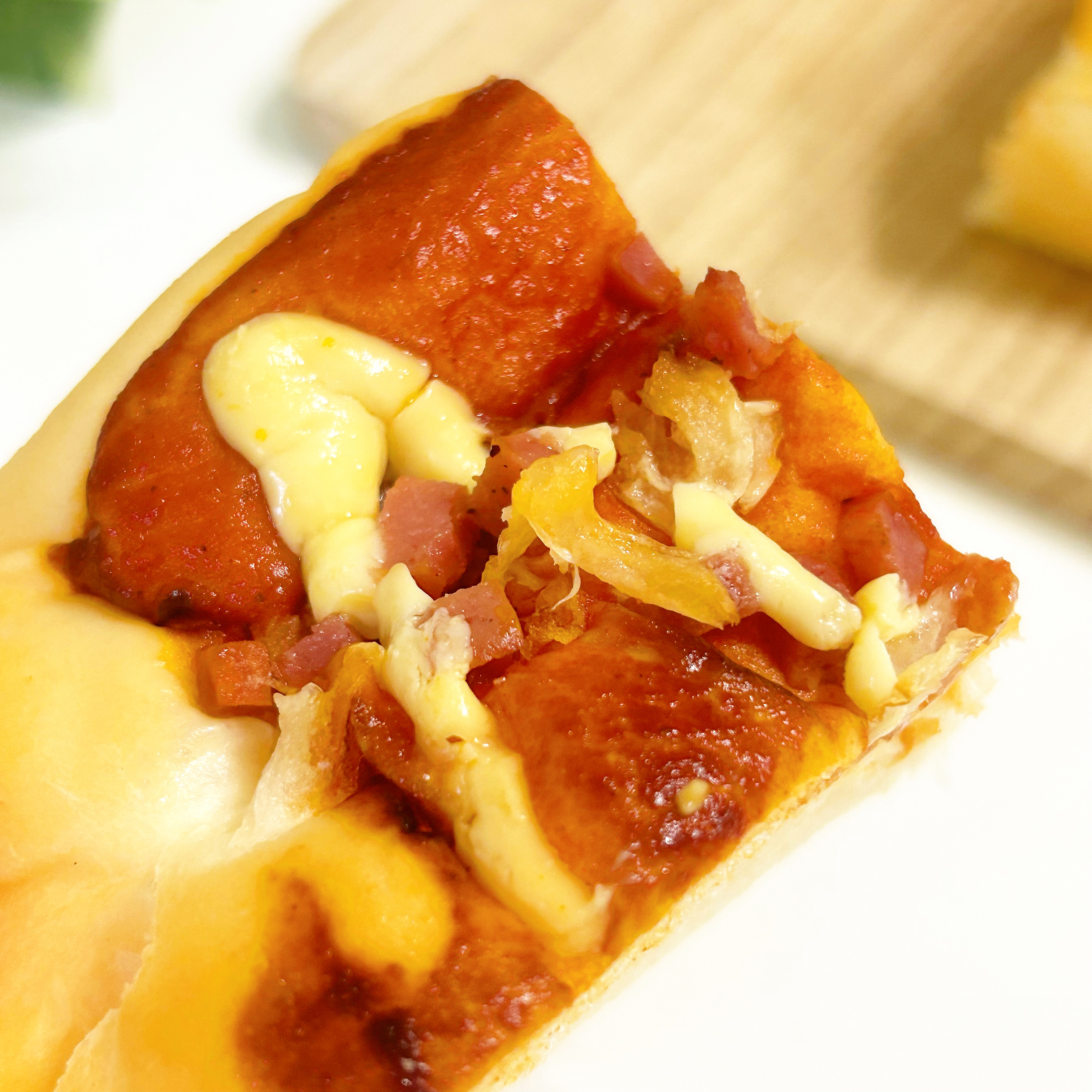 ファミリーマートのおすすめパン「完熟トマトピザパン」