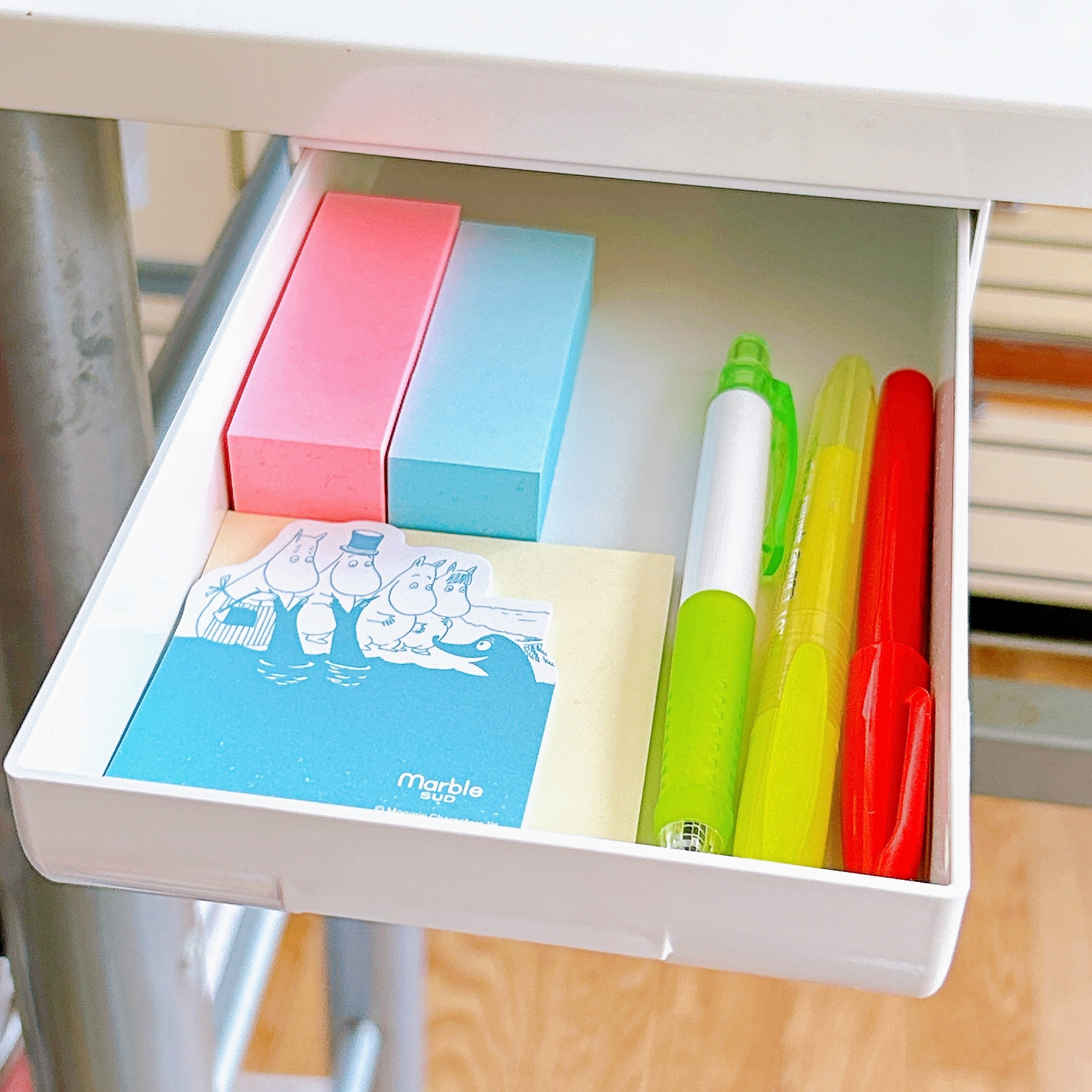 DAISO(ダイソー)のおすすめ便利グッズ「取り付け式引き出し(12.4cm×25cm×4cm)」