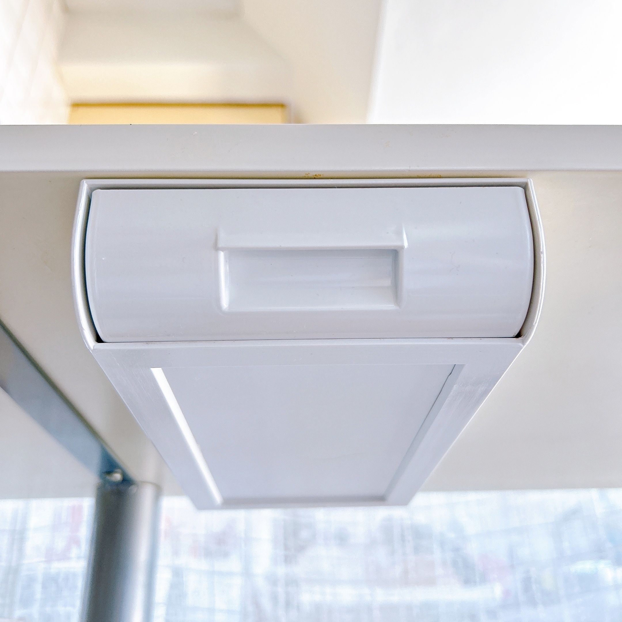 DAISO(ダイソー)のおすすめ便利グッズ「取り付け式引き出し(12.4cm×25cm×4cm)」