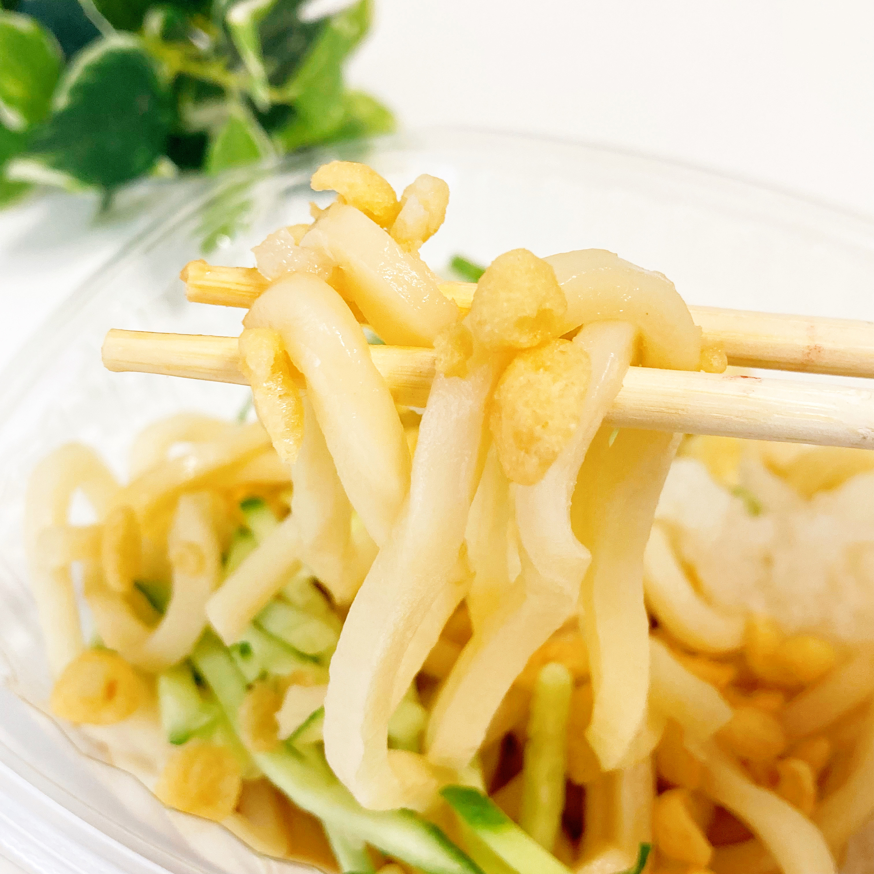ファミマのおすすめフード「あげ玉とおろしのミニ冷しうどん」