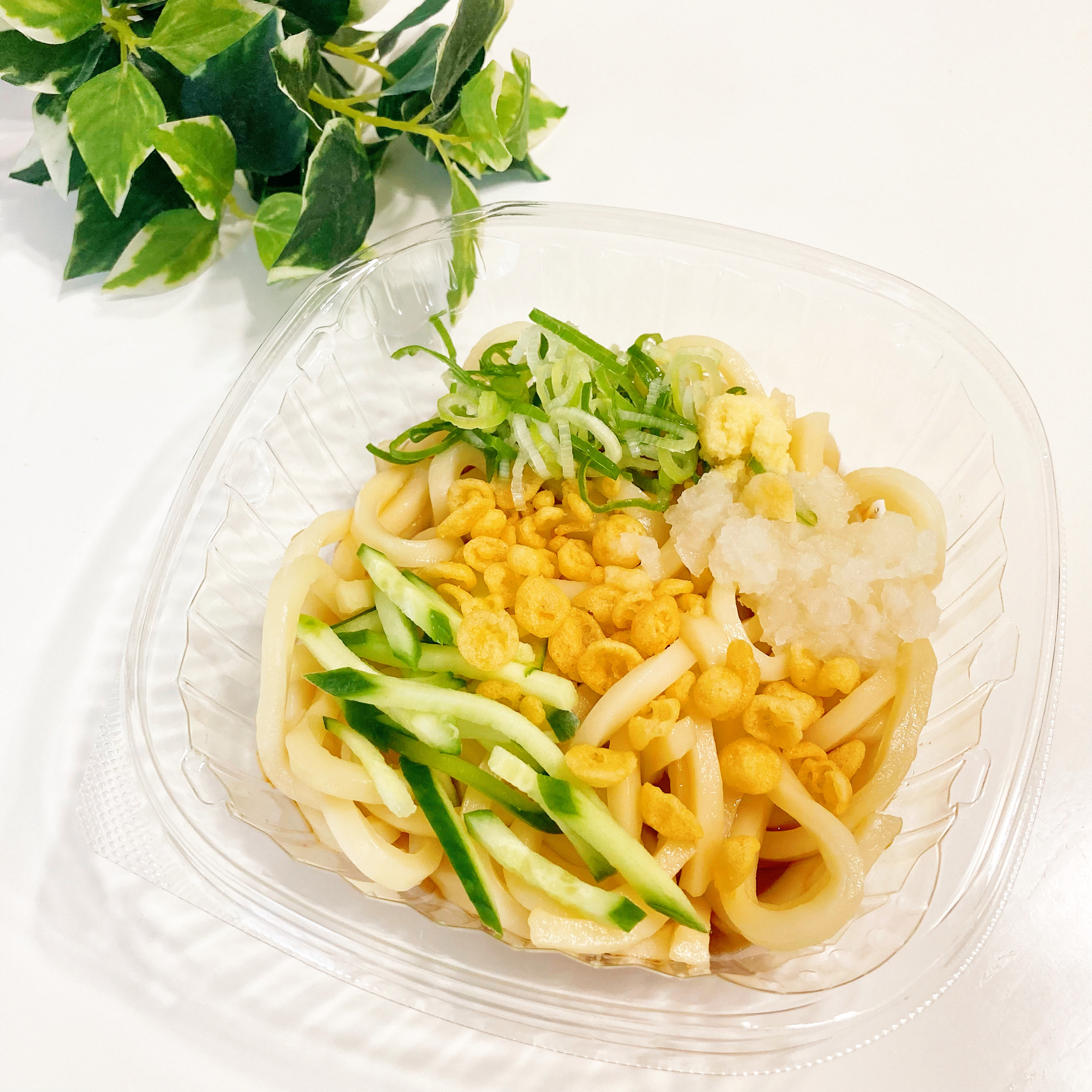 ファミマのおすすめフード「あげ玉とおろしのミニ冷しうどん」