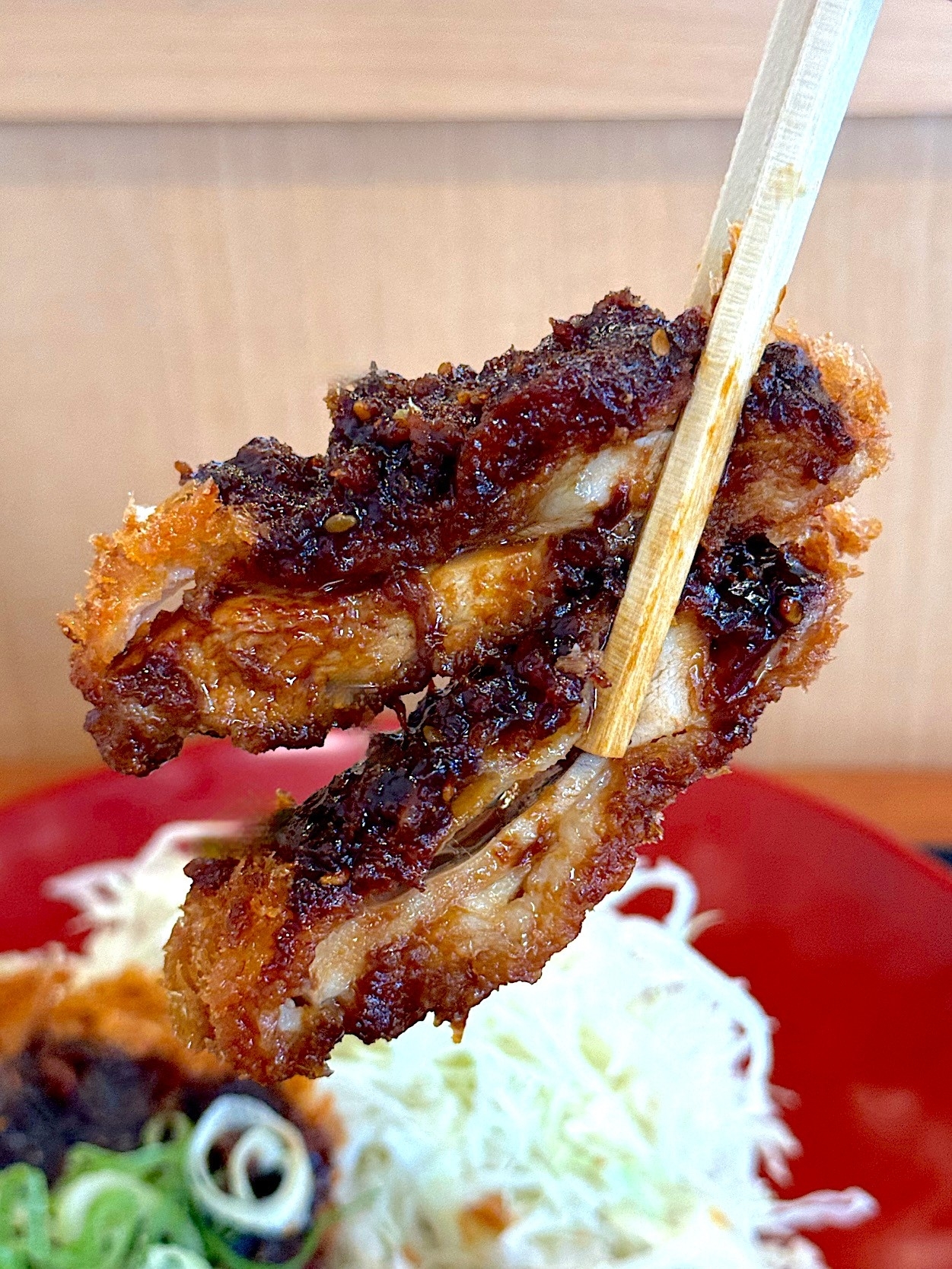 かつやのおすすめメニュー「ねぎ味噌チキンカツ定食」