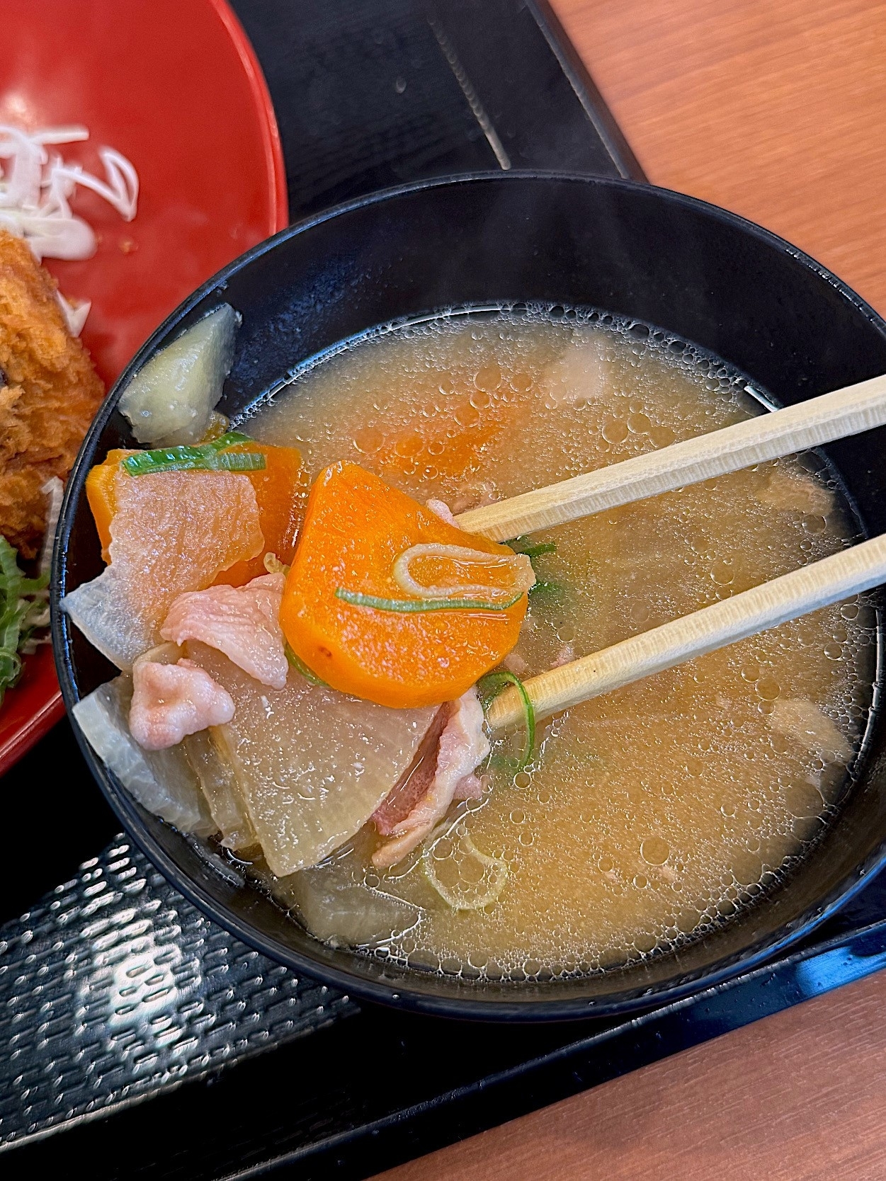 かつやのおすすめメニュー「ねぎ味噌チキンカツ定食」