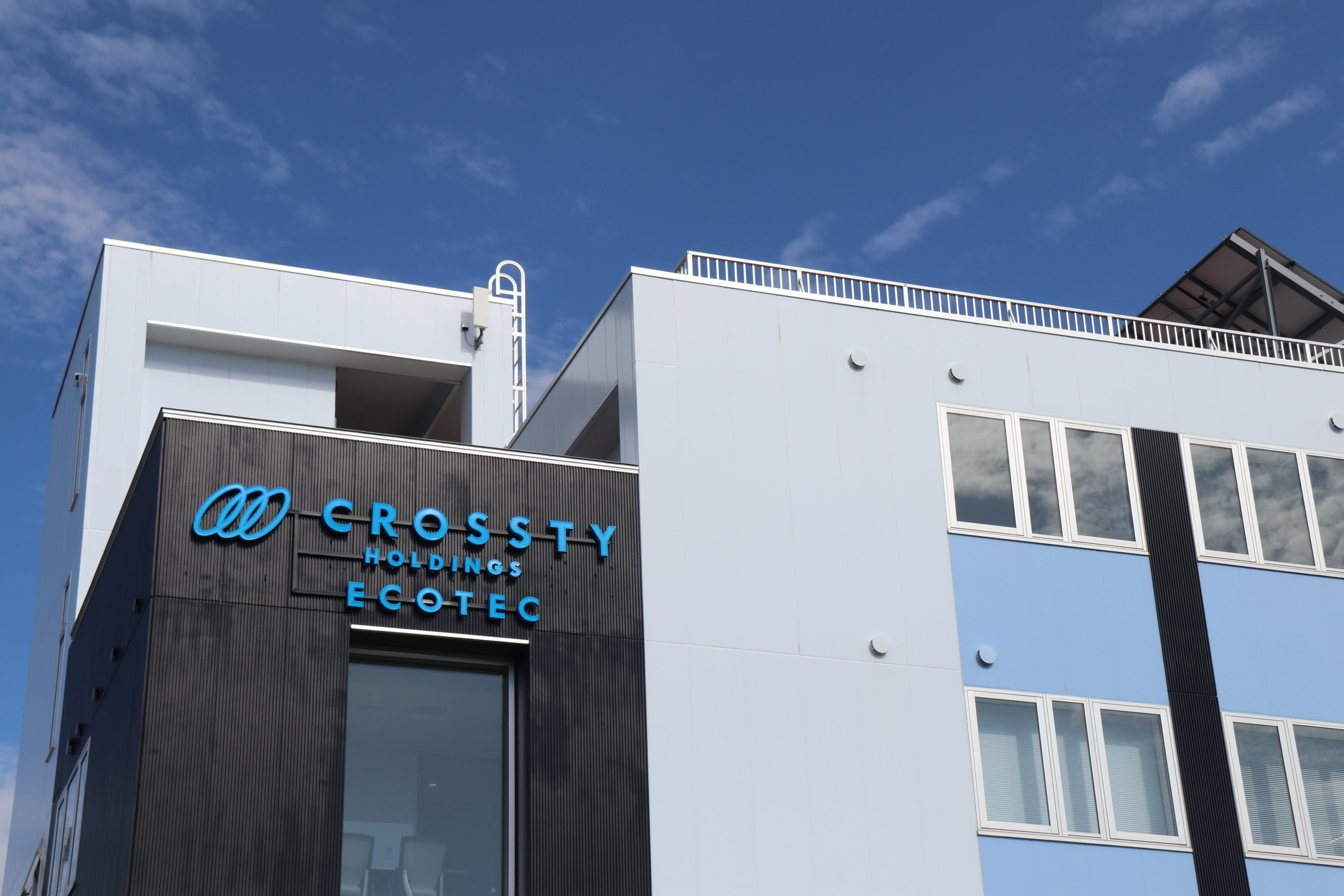 建物の外観。CROSSTY HOLDINGS ECOTECの看板が見える。