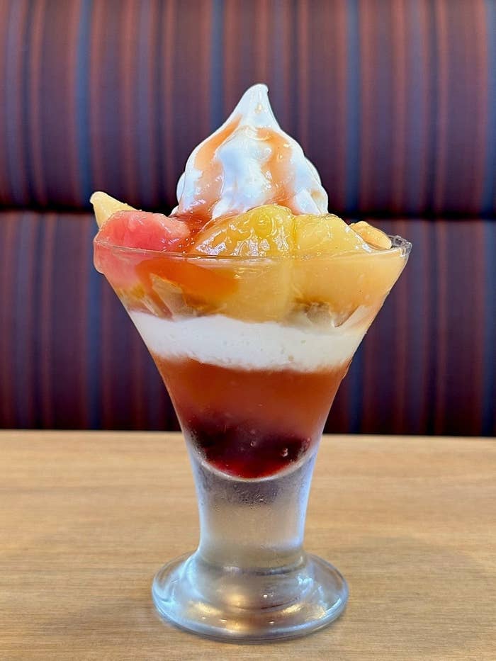 ガストのおすすめスイーツ「ごろっと白桃のサンデー」