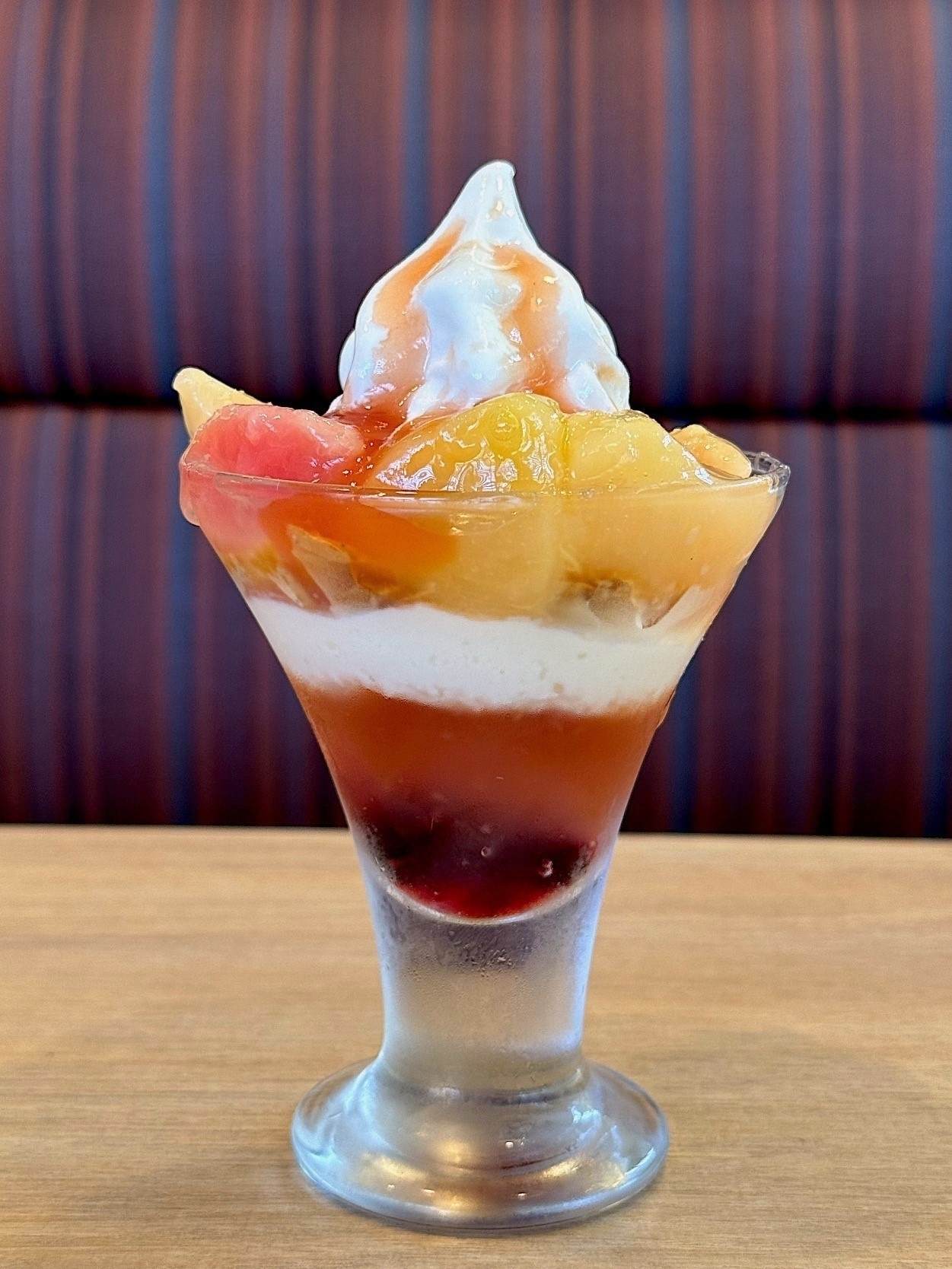 ガストのおすすめスイーツ「ごろっと白桃のサンデー」