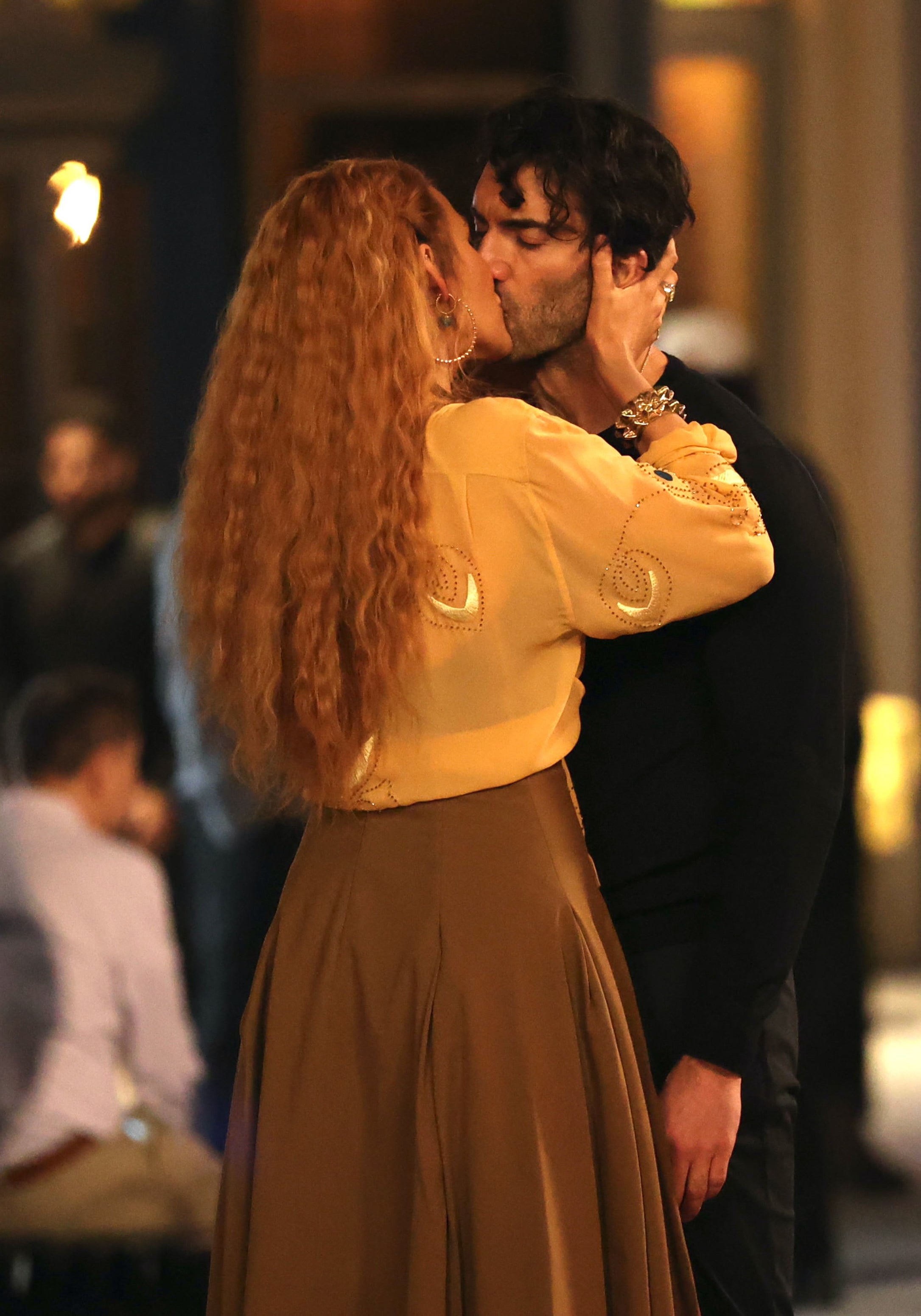 Blake Lively and Justin Baldoni are kissing on a street in a scene from the film