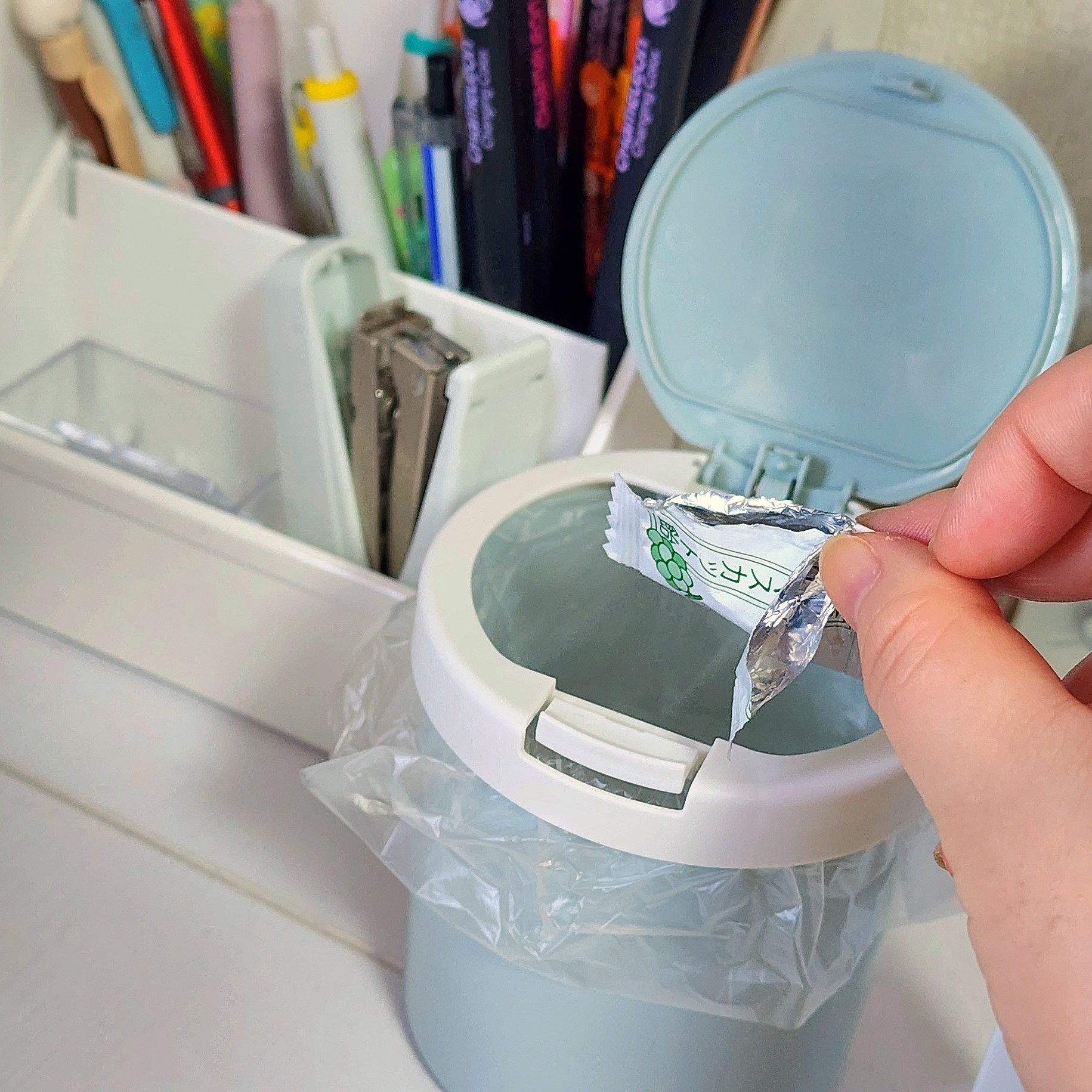 DAISO(ダイソー)のおすすめサンリオグッズ「ワンタッチ綿棒ケース シナモン くすみ」