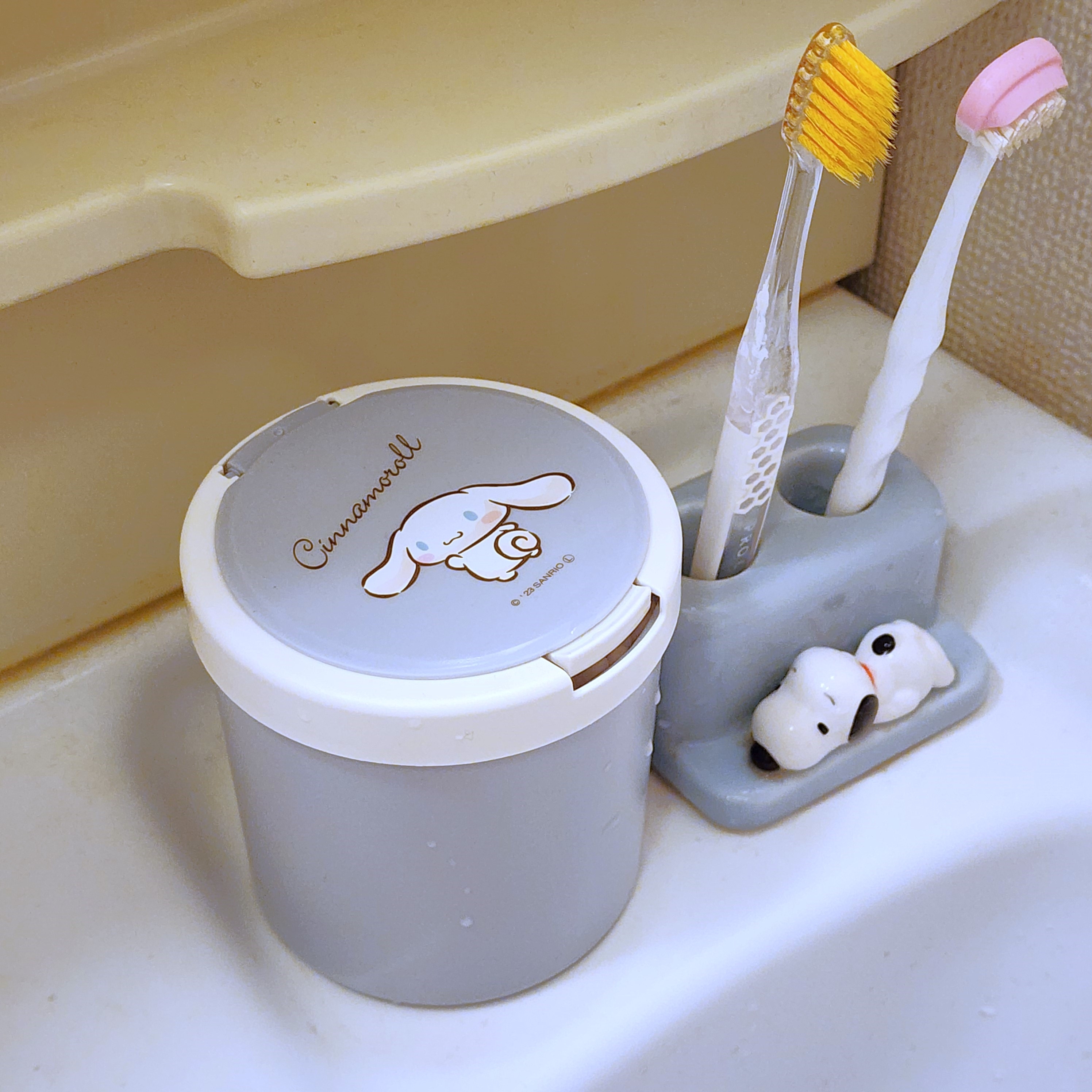 DAISO(ダイソー)のおすすめサンリオグッズ「ワンタッチ綿棒ケース シナモン くすみ」