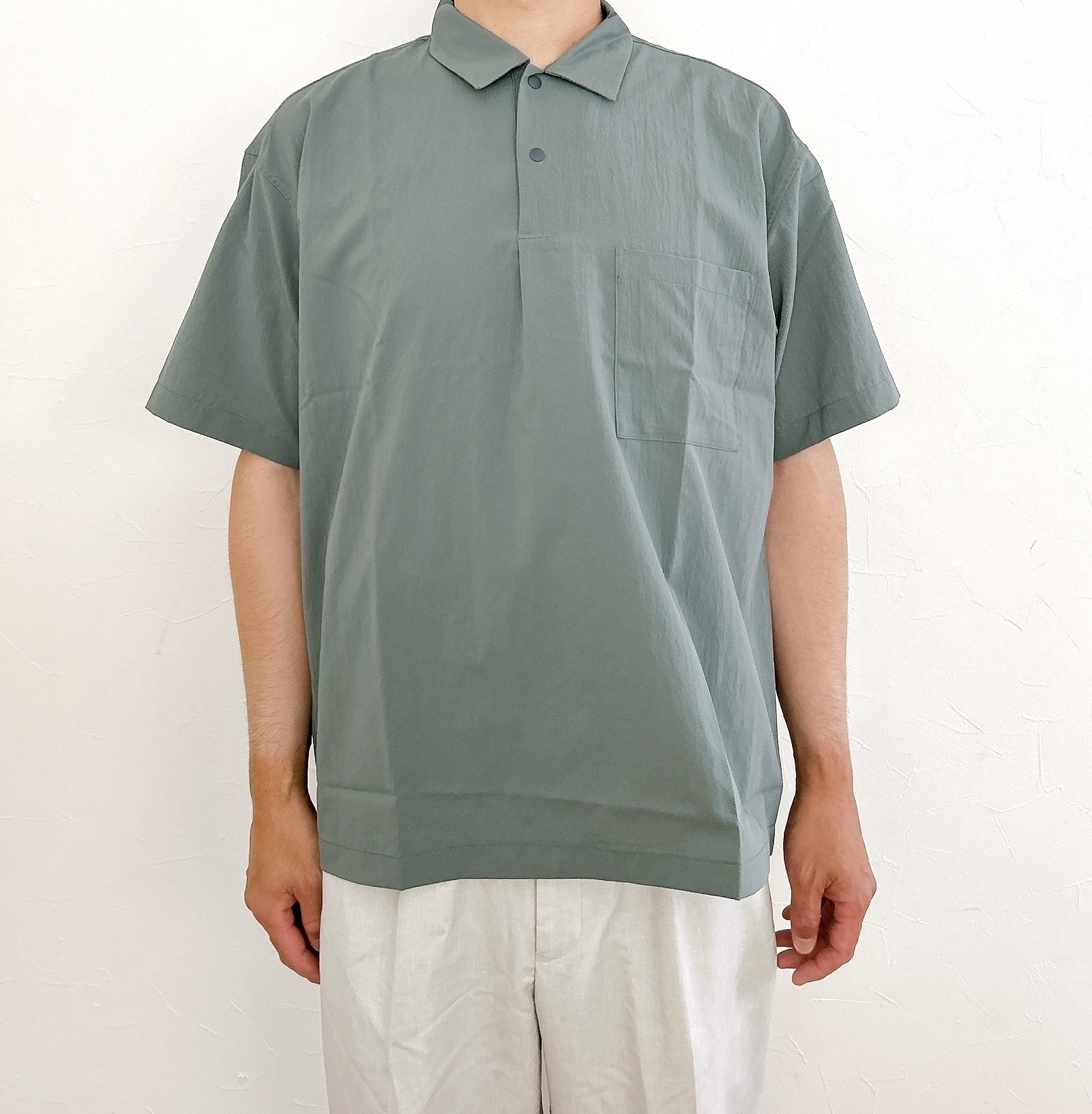 無印良品の「紳士 風を通すストレッチ半袖布帛ポロシャツ」