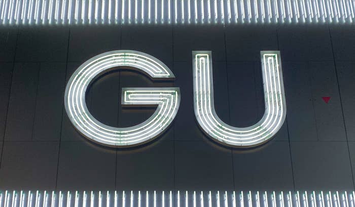 GU(ジーユー)の看板